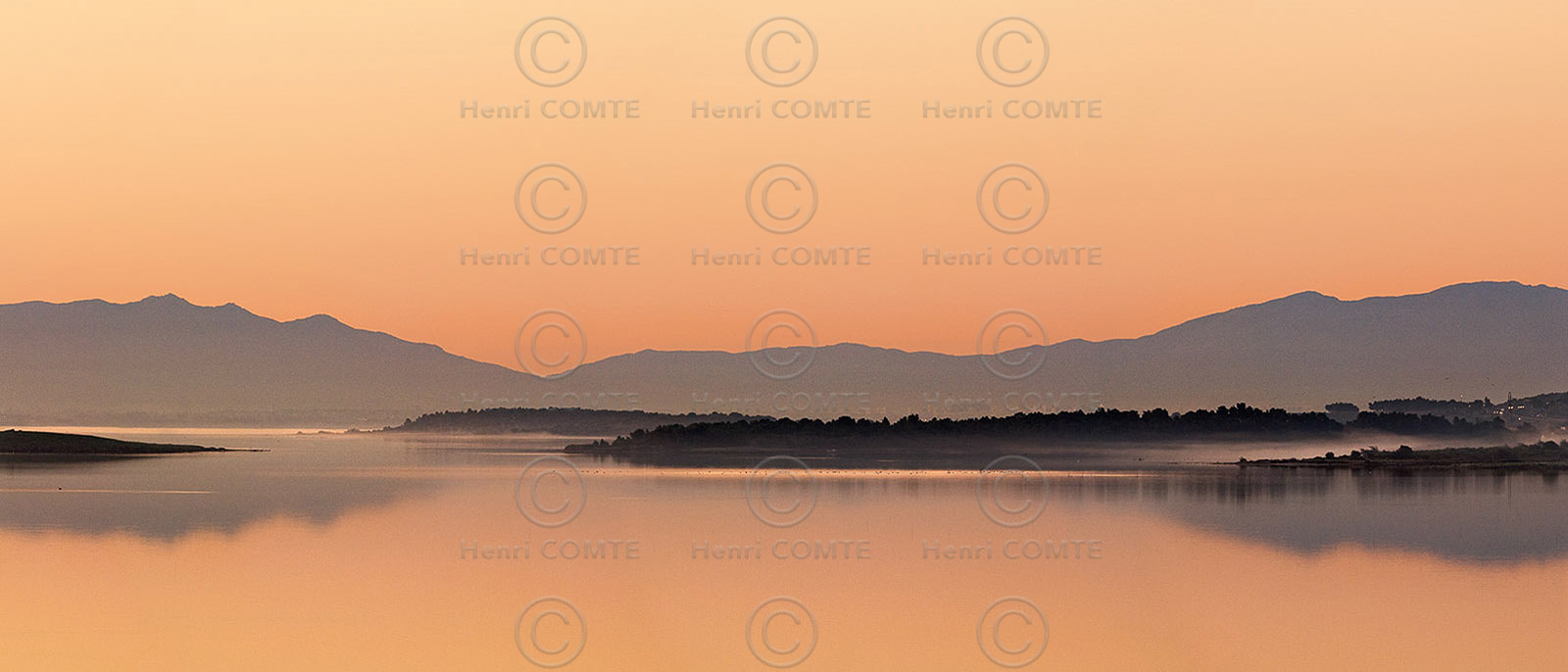 L'étang de Leucate à l'aube entre l'Aude et les Pyrénées-Orientales-